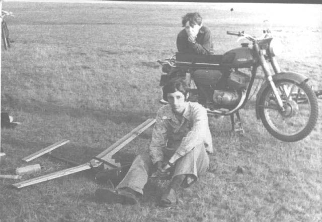 Shishkin_Slava_neara_Serega-timerka_1976